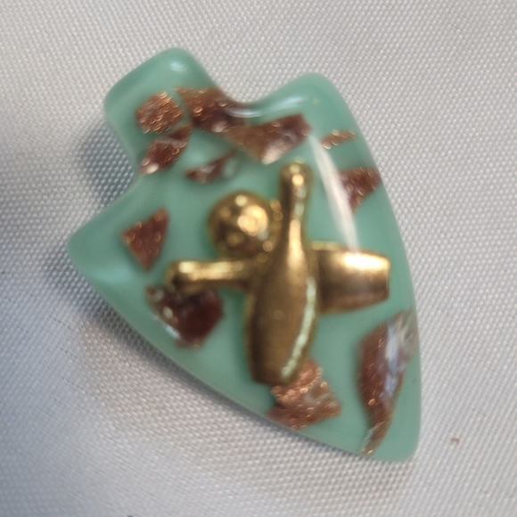 Vintage 1950's Lucite Arrrowhead Bowling Brooch Mod Stylized Enamel Pin Brooch - Picture 3 of 4